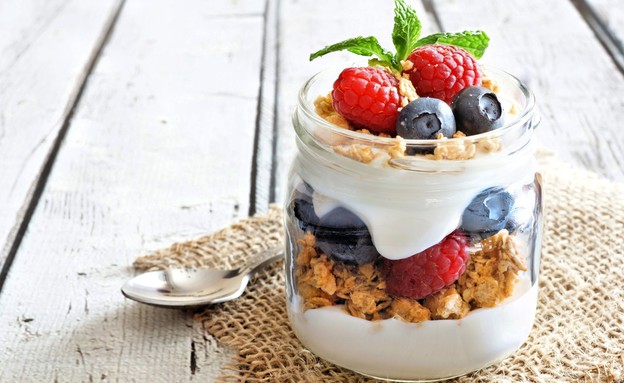 לא רק בארוחת בוקר: 5 דרכים מדליקות לשלב יוגורט במטבח