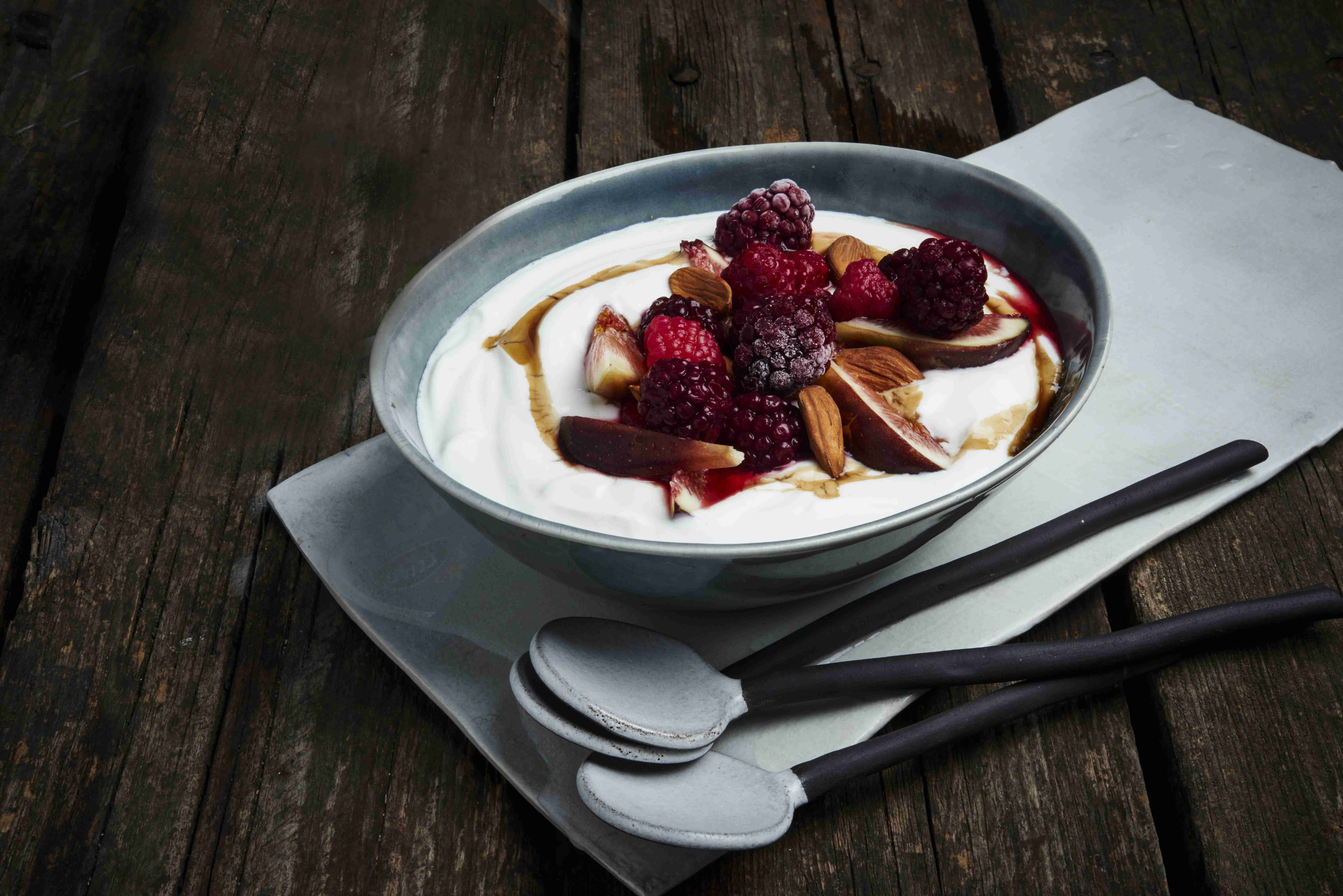 אחרי אימון? 4 קערות יוגורט עשירות בחלבון