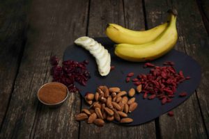 אופן ההכנה יוגורט עם בננה, גוג׳י ברי וקינמון