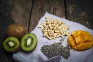 יוגורט עם קיווי, מנגו, קשיו וזרעי צ׳יה