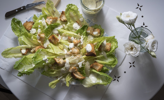 סלט קיסר עם רוטב יוגורט