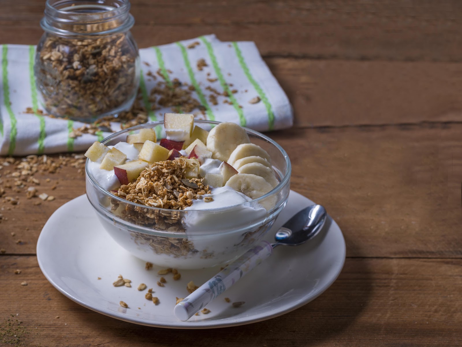 יוגורט עם פירות וגרנולה