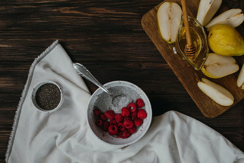 יוגורט צ'יה אפשר לחתוך תפוחים