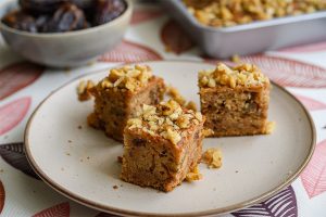 עוגת יוגורט ותמרים