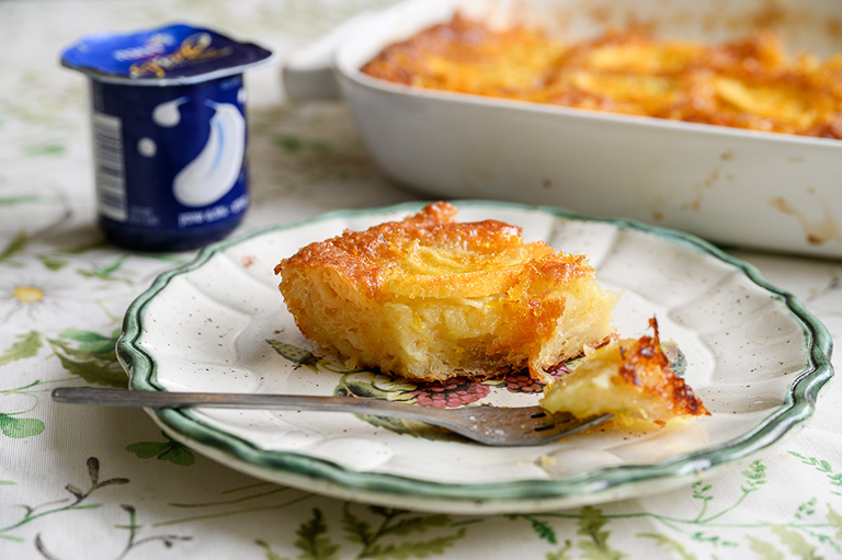 עוגת תפוזים יוונית עם יוגורט שעושה בה פלא