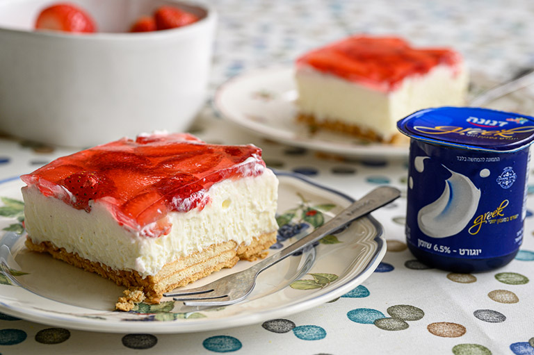 עוגת תותים שטותיים עם יוגורט יווני